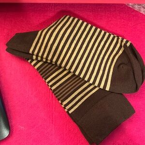 Men’s crew socks featuring brown stripes